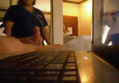 La madre de Sophie Marie p0rno clasico la hace comer al bebé con un palo.