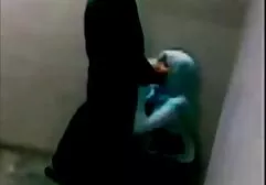 La mamá de la escolta en el Motel se cambia de videos xxx clasico ropa y lo graba en el video del cliente.