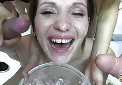 Mujer con su coño con su hija después pprno clasico del sexo.