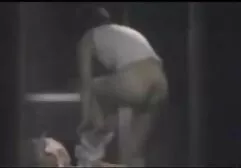 Un amante humilla a los prisioneros en una porno clásico castellano jaula.