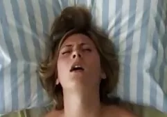 La característica del modelo explota el broche porno clásico alemán armenio.