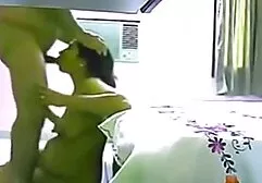 Un hombre grande con aceite en aerosol comienza a porno clasico tube masturbarse con él.