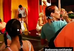 Un perro casado se lo lleva a su amante porno español clasico cuando habla con su esposo.