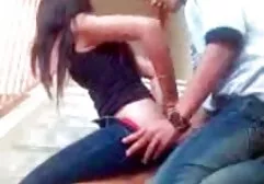 Kira Noir porno clasico antiguo y se ríe del caramelo blanco