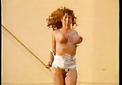 Ella afeitó completamente la grieta con un tubo. porno clasico hd