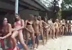 Las espinas se clavaron en su culo antes de que ella lo insertara en el videos de sexo clasicos cinturón.