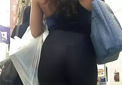 Vendedor video xxx clasico de canoas con bigote, chica en la playa.