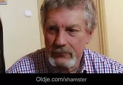 Masaje duro en el Sofá del cliente porno clasico espanol después de vomitar.