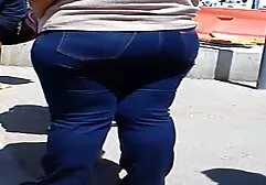 Jugosa cara asiática de un cubo de vidrio video xxx clasico en un lugar público.