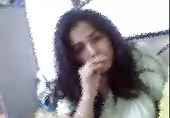 Kimmy Kush te hace una mamada y luego envuelve tu xxx clasico español polla alrededor del tubo.