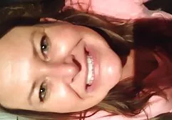 Joanna era un ángel, pequeñas manos porno clasico 70 jugando en la piscina.