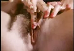 Dedo golpeando el coño afeitado de una chica joven en el videos pornos clásicos bosque en una manta.